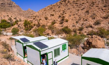 مركز الملك سلمان يسلّم الفصول البديلة وحقائب مدرسية في أرياف المكلا لدعم التعليم