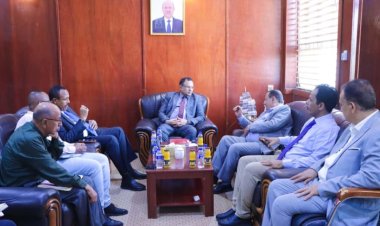 وزير الزراعة السقطري يبحث مع السفير الصومالي آفاق التعاون المشترك في مجالات الزراعة والأسماك