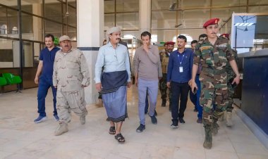 المحافظ بن الوزير يتفقد أعمال توسعة مدرج مطار عتق الدولي ويؤكد دعمه لإستمرار تشغيله