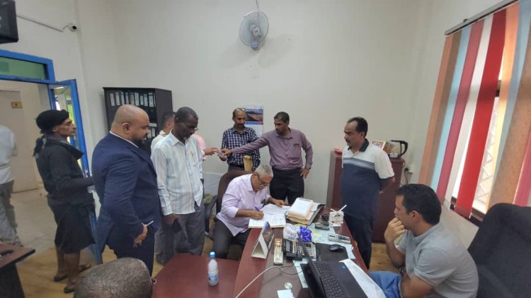 اللجنة القضائية تواصل حملات الرقابة لضبط الأسعار ورسوم المدارس بعدن