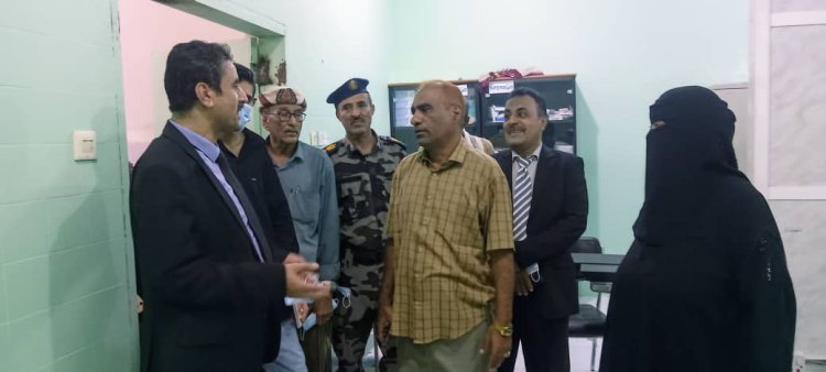 فريق الرقابة والتقييم الرئاسي يزور مستشفى زنجبار ويعد برفع الإحتياجات للمعنيين وباجميل يصفها بزيارة الأمل