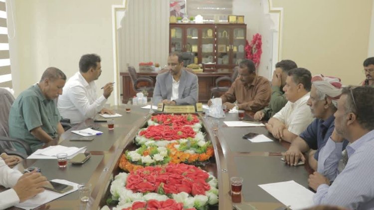 وكيل أول المهرة يترأس اجتماعاً موسعاً ويطلق حملة ميدانية لضبط الأسعار وحماية المستهلك