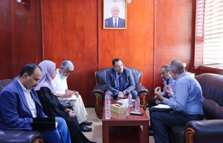 الوزير السقطري يبحث مع عميد كلية الصيدلة سبل تعزيز التعاون في مجال الصناعات الدوائية