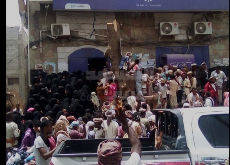 فوضى الصرافات في لحج بعد تراجع سعر الصرف الوهمي.. والمواطنون يطالبون بمحاسبة المتلاعبين