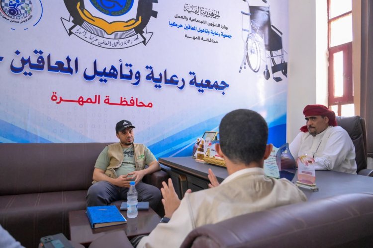 جسر للتنمية وجمعية المعاقين بالمهرة تبحثان التنسيق الأولي لتنفيذ مشروع "تكامل"