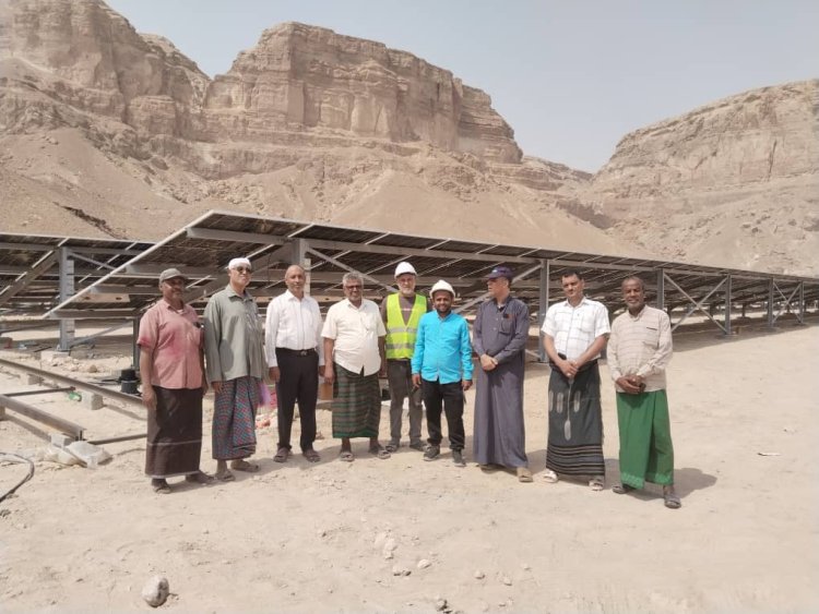 مدير عام المؤسسة المحلية للمياه بوادي حضرموت يتفقد مشروع الطاقة الشمسية بتريم قدرة 626 كيلو واط