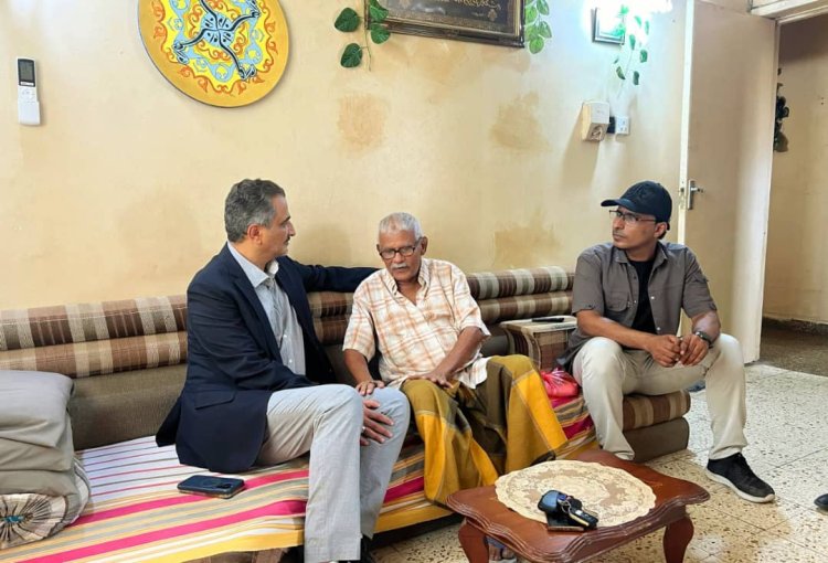 لمسة وفاء.. لملس يزور بن غودل ويطمئن على صحته