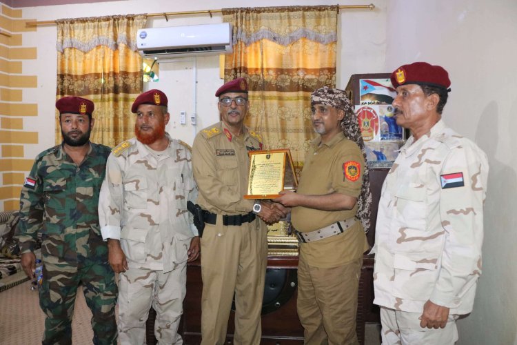 العميد بن سلم يكرم قائد اللواء الرابع حزم تقديراً لمواقفه البطولية في مواجهة كارثة السيول بمحافظة لحج