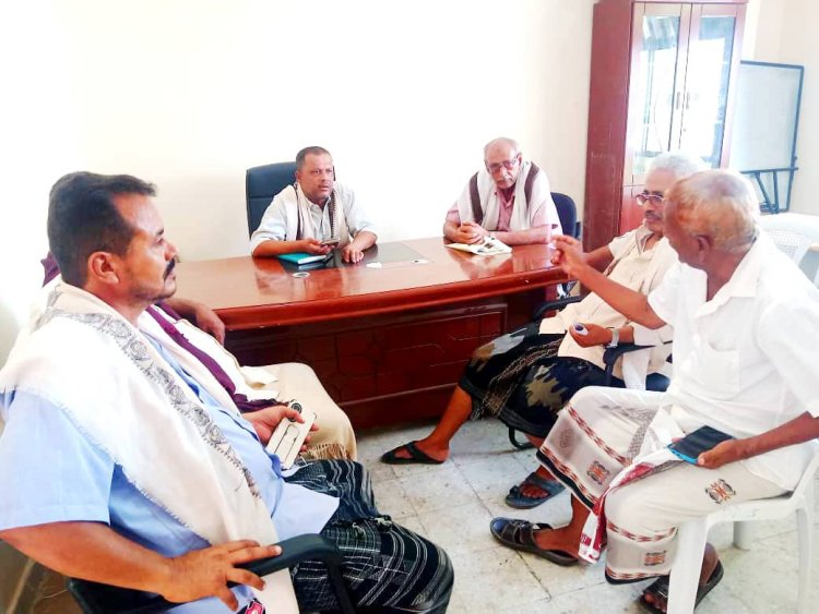 مدير مكتب الشباب بلحج يناقش مع قيادات الأندية الرياضية سبل تطوير الأنشطة ودعم الشباب