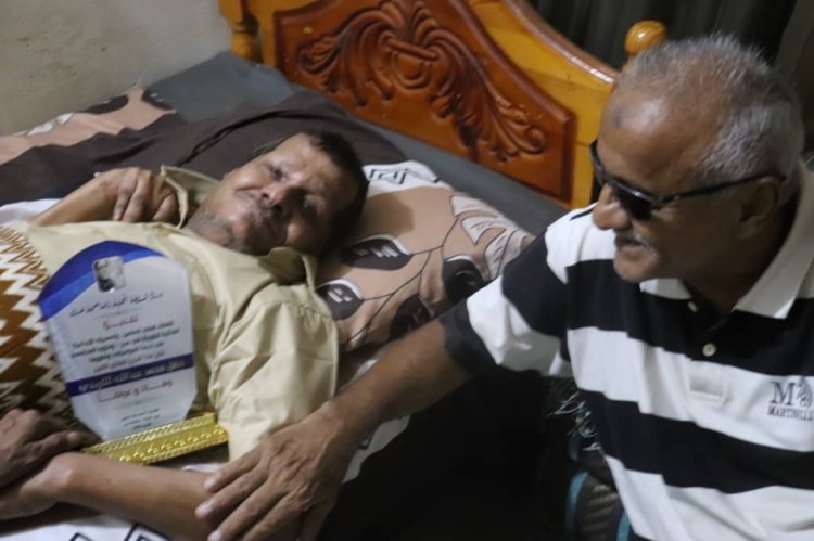 السلطة المحلية بعدن تدشّن برنامج تكريم الرموز الوطنية والفنية بزيارتين إنسانيتين