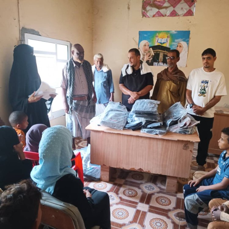 قسم التعليم والشؤون الاجتماعية بإنتقالي خنفر يشاركان في توزيع الحقيبة المدرسية للأيتام