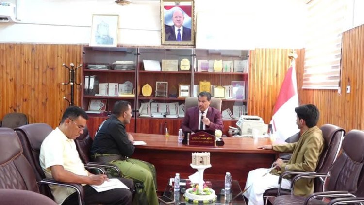 وكيل حضرموت السعيدي يناقش مع مدير عام مديرية العبر خطط تحسين الخدمات والبنية التحتية