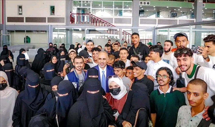 الرئيس الزُبيدي يودّع طلاب المنحة الدراسية الإماراتية إلى أبوظبي ويحثهم على التميز العلمي