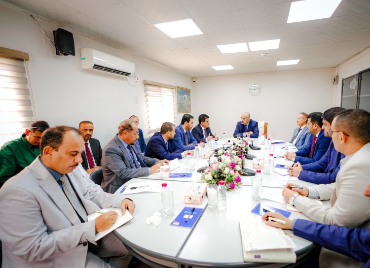 الرئيس الزُبيدي يترأس اجتماعا موسعا للوقوف على الخطوات المنجزة لإعادة تشغيل مصفاة عدن