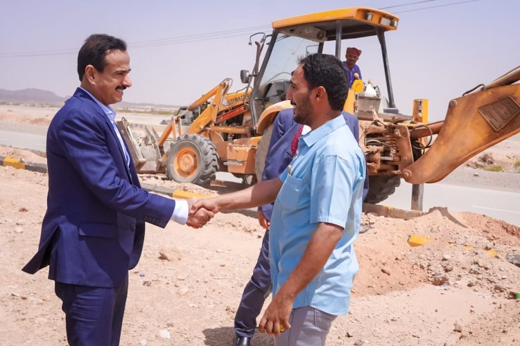 محافظ شبوة يدشن مشروع إنارة المدخل الغربي لمدينة عتق