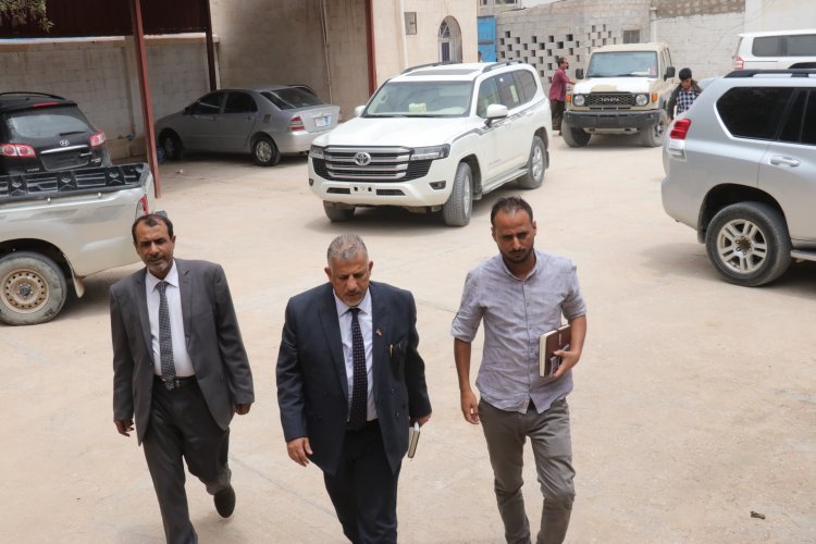 فريق التوجيه والرقابة الرئاسي يتفقد الهيئة العامة للمصائد السمكية بالمهرة .