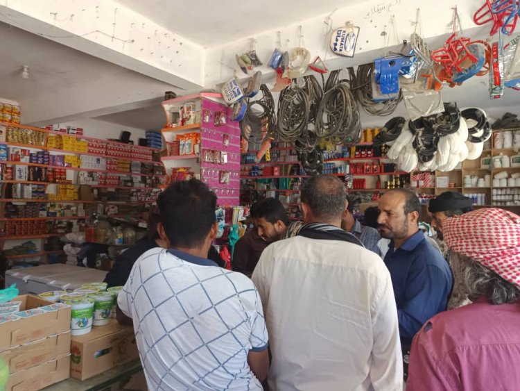 مكتب التجارة والأمن العام في يافع رصد ينفذان حملة رقابية على الأسعار في منطقة رخمة