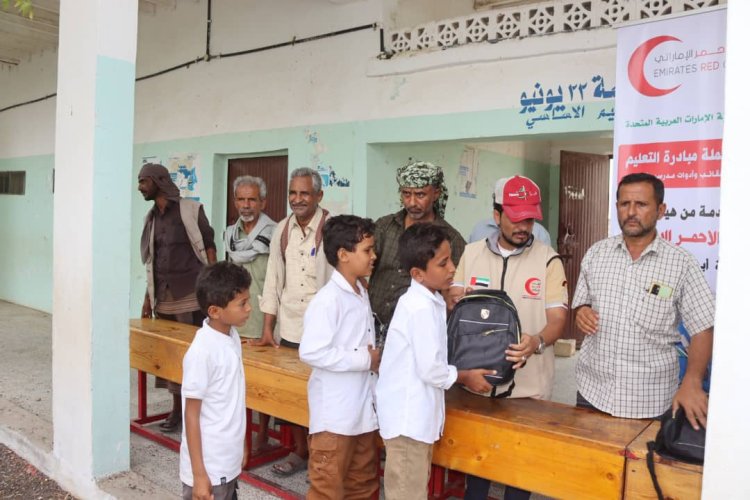 رئيس انتقالي المحفد يدشن توزيع الحقيبة المدرسية بدعم من الهلال الأحمر الإماراتي
