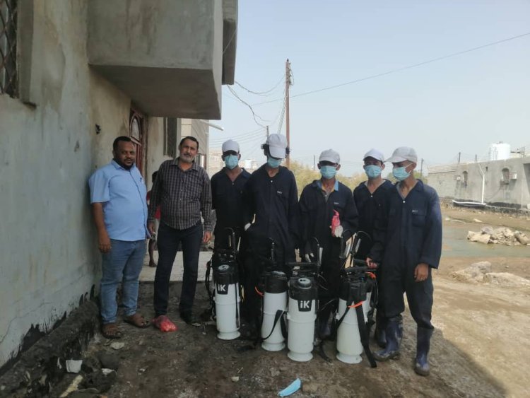 حملات رش ضبابي ورذاذي مكثفة في مديرية البريقة لمكافحة الحشرات الناقلة للأمراض