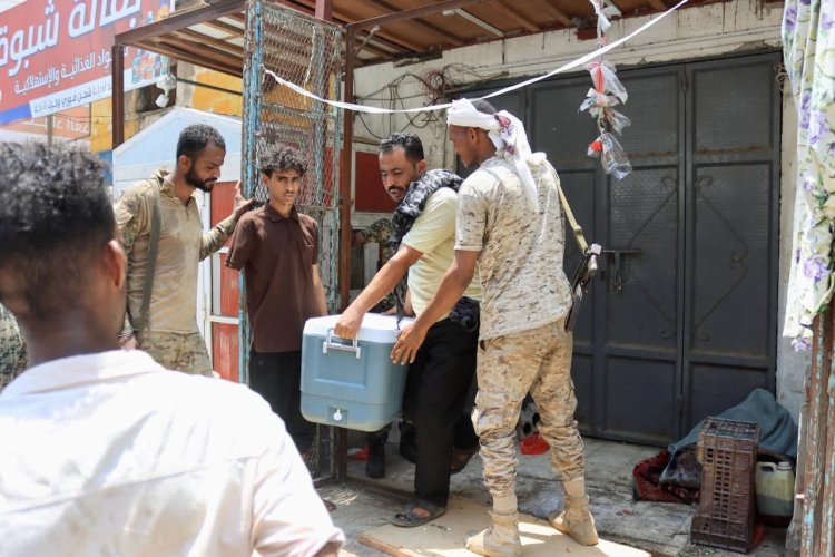 بدء حملة نقل باعة القات من وسط الأحياء السكنية الي سوق ناصر