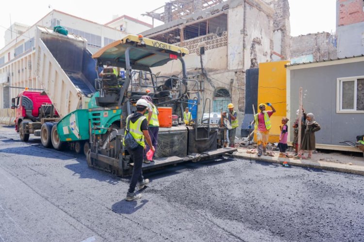 بدء أعمال سفلتة خط البنك المركزي في مديرية صيرة بعدن