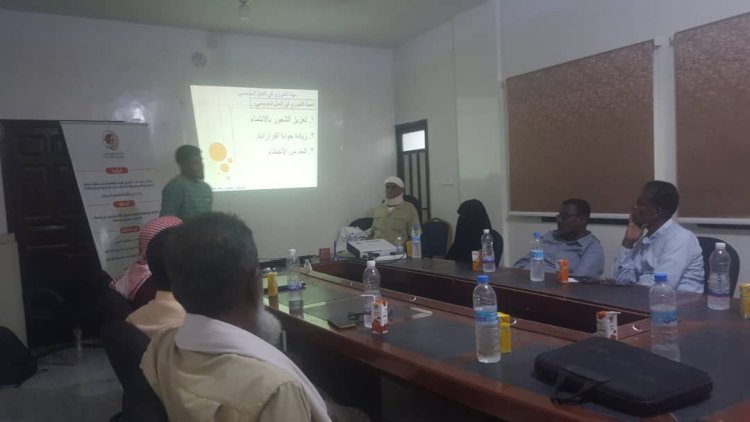 مؤسسة الأحقاف التنموية بالشراكة مع جمعية الصديق التنموية تنظم ورشة عمل بعنوان صناعة الولاء المؤسسي وتعزيز العمل الجماعي بالمكلا