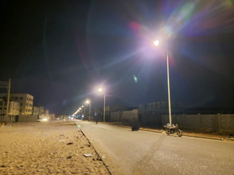 أشغال الشحر تواصل تحديث إنارة الشوارع بكشافات LED ضمن خطة تطوير البنية التحتية