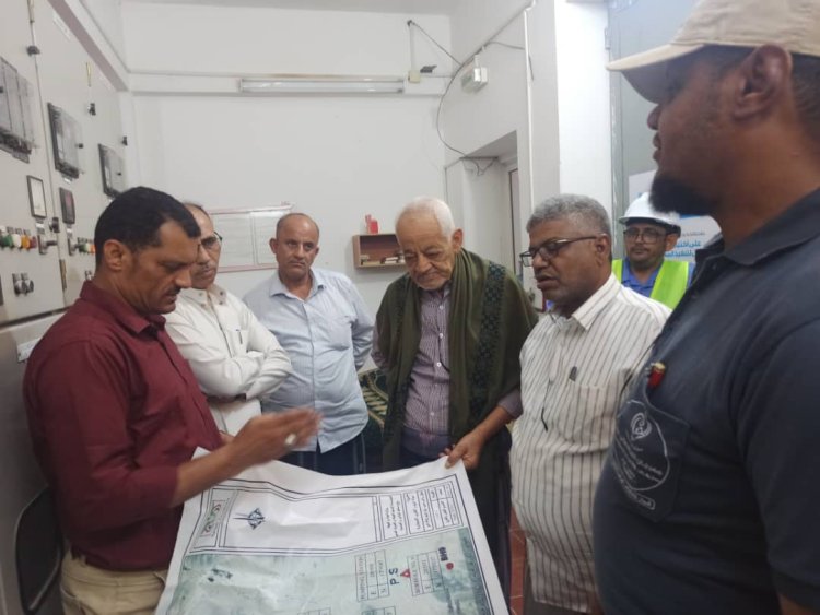 وكيل وزارة المياه والبيئة يطلع على مشروع الطاقة الشمسية بحقل دمون ويشيد بجهود فريق العمل بفرع مؤسسة المياه بتريم