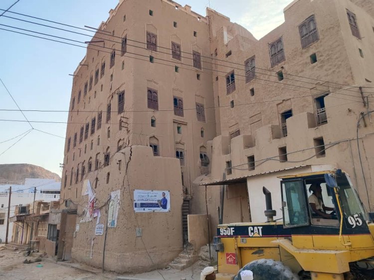 السلطة المحلية بتريم تزيل منزلاً قديماً آيلاً للسقوط حفاظاً على سلامة المواطنين