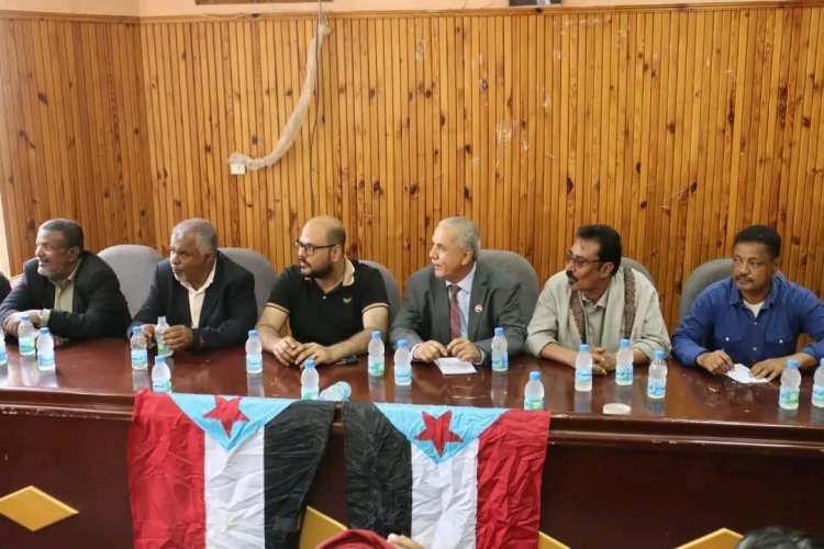 فريق التوجيه والرقابة الرئاسي يعقد لقاءً مع أبناء مديرية الريدة وقصيعر