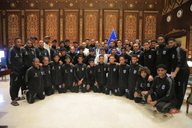 الوزير البكري يلتقي بعثة نادي التضامن حضرموت بمعسكره في السعودية