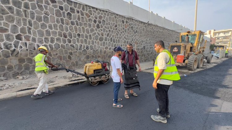 مدير صيرة يتفقد أعمال السفلتة بالمرحلة الأخيرة من مشروع تصريف مياه الأمطار بعدن