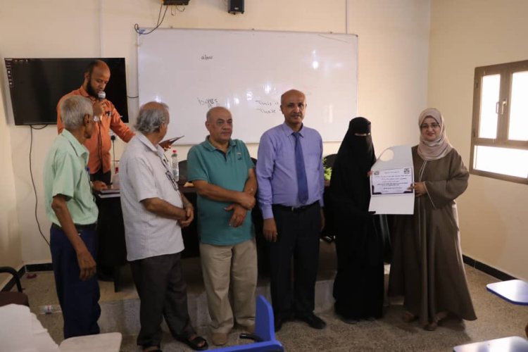 كلية اللغات والترجمة بجامعة أبين تحتفي بتكريم طلابها المتفوقين وأعضاء هيئة التدريس المبرزين