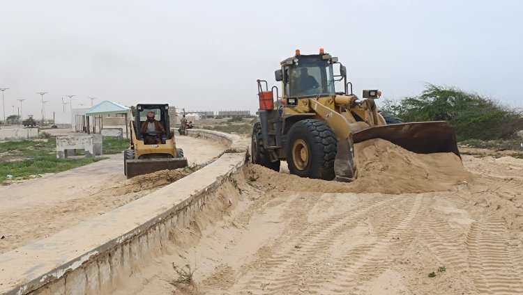 كورنيش الغيضة يتنفس من جديد.. حملة لإزالة الرمال وتحسين المشهد السياحي