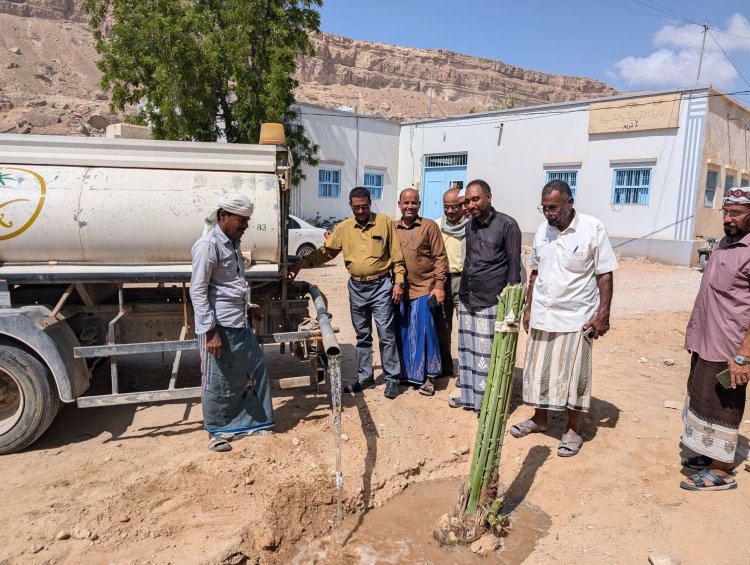 مدير عام مديرية تريم يشارك في الاحتفاء بيوم النخيل العربي ويغرس أشجار نخيل