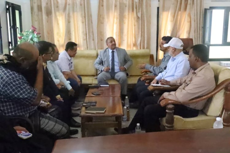 فريق الرقابة والتوجيه الرئاسي يطلع على عمل مكتبي مؤسسة الاتصالات والبريد بلحج