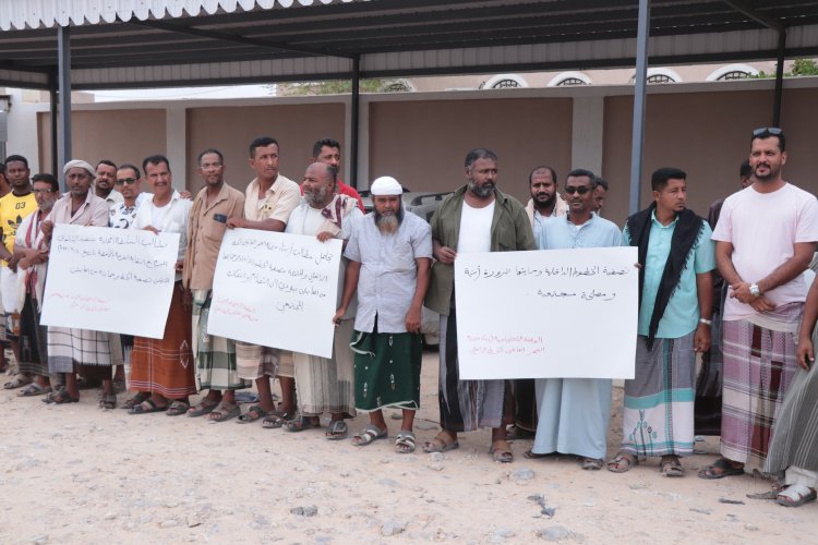 سائقو الخط الداخلي بالشحر ينفذون وقفة احتجاجية للمطالبة بتنظيم الخط والتصدي للسيارات المجهولة