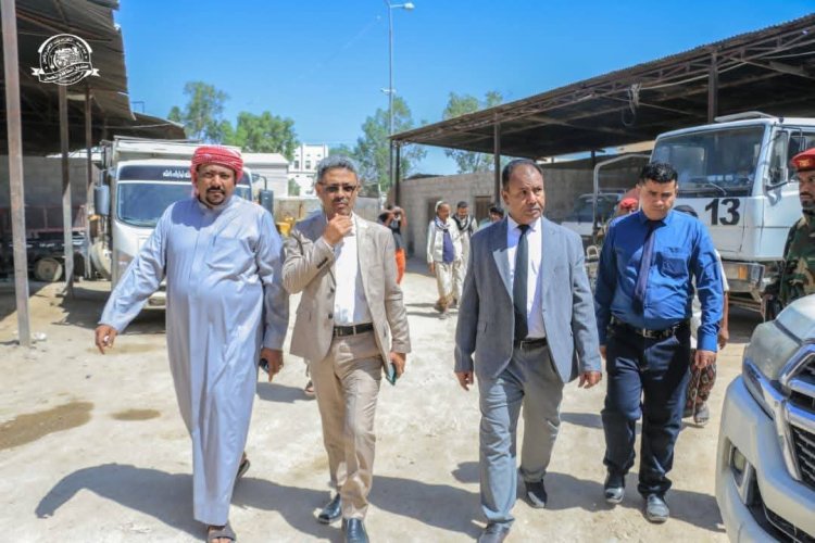 العامري يطّلع على سير العمل بوحدة نظافة وتحسين مديرية سيئون ويشيد بجهود العاملين فيها