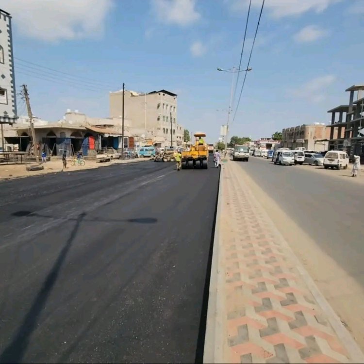 بدء أعمال إسفلت حيوية في خط المعارض بمديرية الشيخ عثمان بعدن