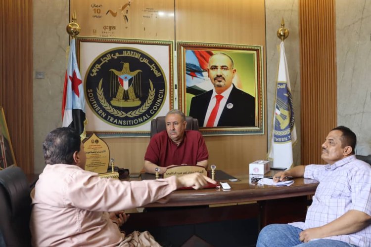 فريق التوجيه والرقابة الرئاسي يبحث مع مدير عام مديرية الحوطة تنسيق جوانب العمل المشترك