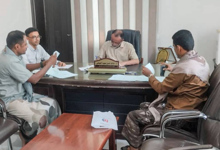 مدير عام بروم ميفع يوقع اتفاقية تنفيذ مشروعي الشباب والرياضة مع المقاول المنفذ مؤسسة يسلم المحمدي