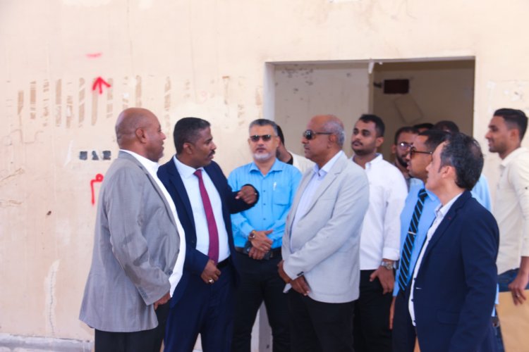 الخليفي يتفقد أعمال الصيانة في الصالة الرياضية المغلقة بالمكلا