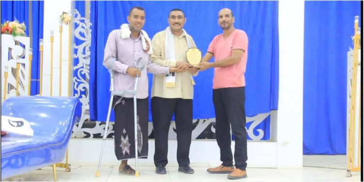 جمعيات المعاقين في أبين تكرّم الناشط الإجتماعي نظير كندح بدرع العمل الخيري والإنساني