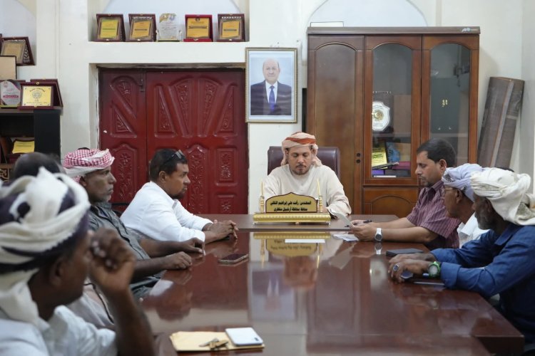 محافظ سقطرى يقود استعدادات موسم الصيد البحري