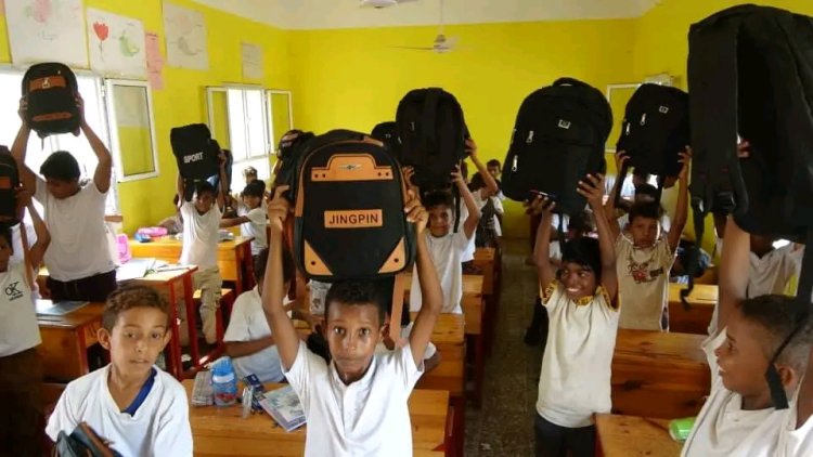 الهلال الأحمر الإماراتي يدشن مشروع توزيع الحقائب المدرسية في أبين