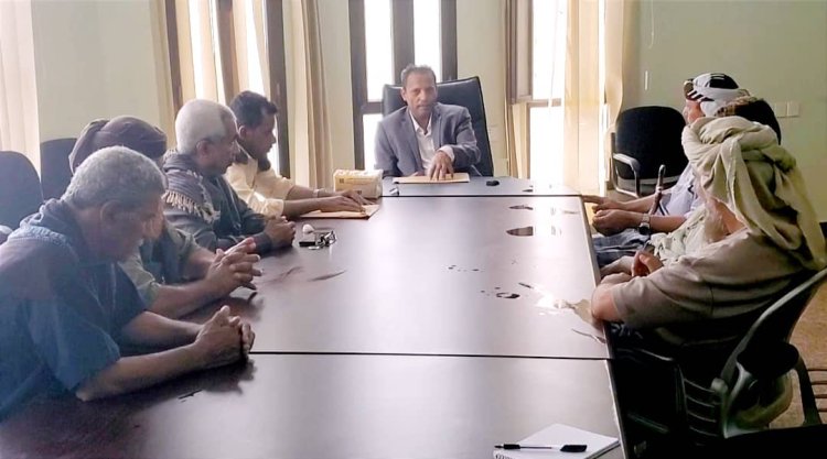 محافظ أبين يناقش تنفيذ مشاريع مياه في قرى النخعين