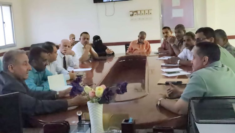 فريق التوجيه والرقابة الرئاسي يلتقي مدير عام الصحة والسكان في محافظة لحج