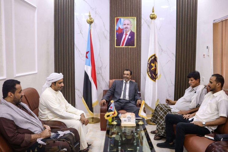 فريق التوجيه والرقابة الرئاسي يناقش مع الشيخ بريك صمودة أوضاع المناطق الشمالية الغربية بالمهرة