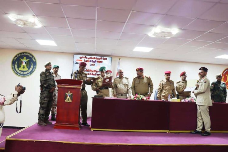 قائد ألوية الحماية الرئاسية يُكرم الدفعة الثانية من ضباط كلية زايد العسكرية