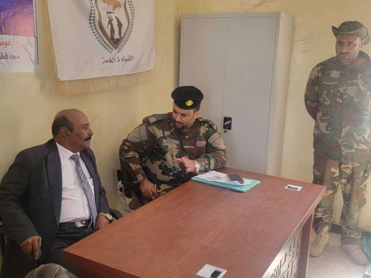 رئيس انتقالي شبوة يتفقد مقر لجنة استقبال المجندين الجدد لقوات دفاع شبوة